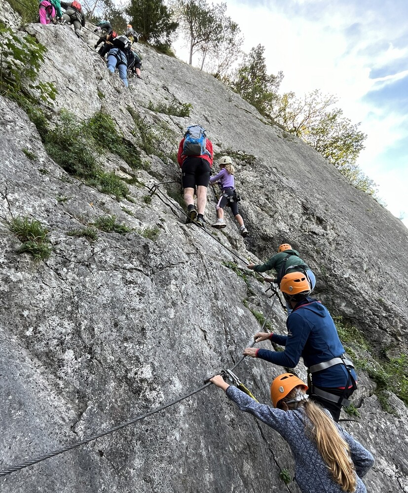 Klettersteig / Konrad Pilz/KMB Kinder mit Seil am Klettersteig