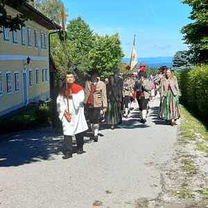 Prozessionszug feierlich geführt vom Kreuz und dem Musikverein Inzersdorf-Magdalenaberg