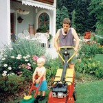 Papa Herbert und Sohn Thomas beim Rasenmähen