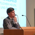 Dr. Giovanni Maio fordert bei seinem Vortrag an der Katholisch-Theologischen Privatuniversität Linz mehr Zeit und Aufmerksamkeit für Patienten.