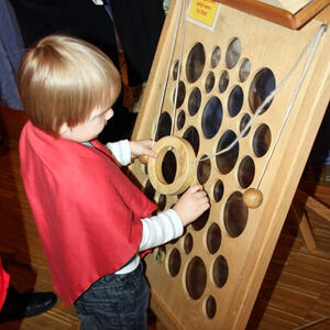 Kinder bei der Buchaustellung