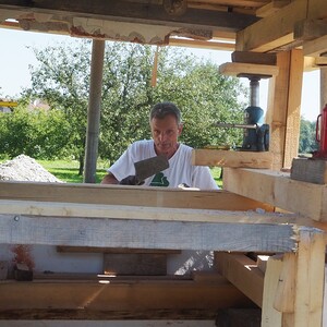 Walter wirft einen prüfenden Blick auf die Konstruktion.