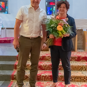 Pfarrgemeinderatsobmann Franz Gegenleitner bedankt sich bei Gabi Straßmeir anlässlich ihrer Pensionierung Ende Juli