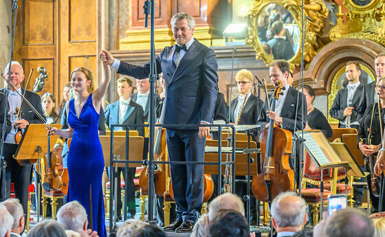 Geigerin Noa Wildschut mit dem Bruckner Orchester Linz unter der Leitung von Markus Poschner / © Cityfoto /VKB
