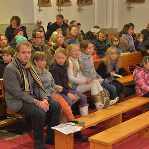 Lebendigkeit der Pfarre Kichdorf/Krems war am Christkönigs-Sonntag am 24. November 2013 spürbar. Der Gottesdienst stand ganz im Zeichen der Ministranten. Die Kinder der „Kinderkirche“ blieben diesmal in der großen Kirche. Sie feierten hier den mit al