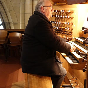 Domorganist Wolfgang Kreuzhuber an der Rudigierorgel mit dem Taufgesang