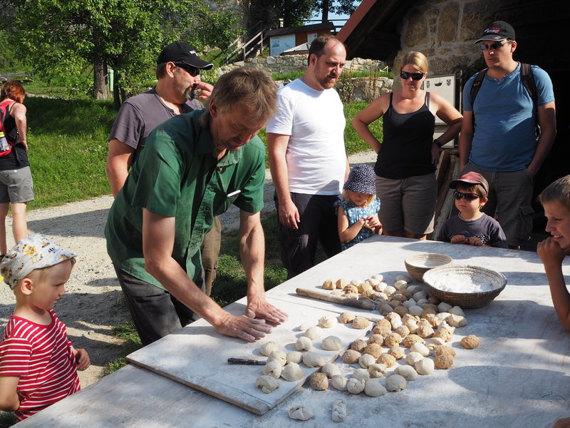 Brot backen beim Burgabenteuer