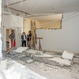 Sanierungsarbeiten Pfarrhof Kirchdorf an der KremsFoto: Baubesprechung Polier Harald mit Architekt Dipl.-Ing. Martin Hiptmair (blaue Weste) und Pfarrverwalterin Hermine Schimpelsberger