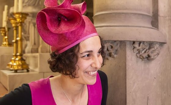 Domfrau Isabella Unfried mit ihrem Nasenflötenbären