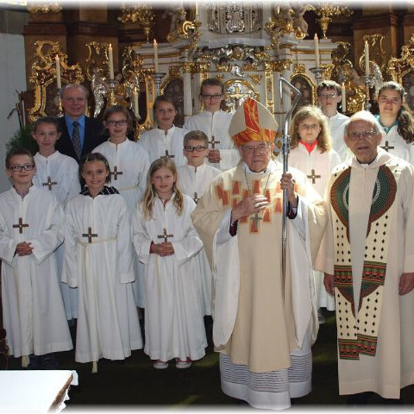 Ministranten mit Bischof Aichern