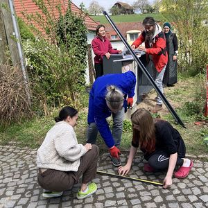 Jugendliche und TrainerInnen beim Aufbau des Hochbeetes
