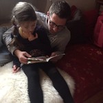 Papa und Tochter beim Vorlesen