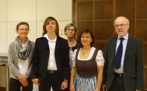 v.l.n.r.: Mag.a Claudia Sendner, Martin Watzl, HR Mag.a Ute Huemer, Eltern von Martin Watzl