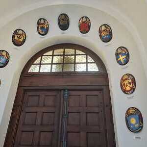 Basilika mit den Wappen der seit der Erhebung der Kirche zur Basilika regierenden Päbste, das aktuelle Wappen hängt über dem Eingang der Kirche