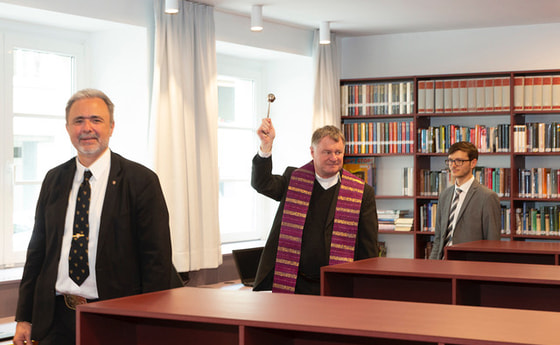 Bischof Scheuer segnet neue Schulbibliothek im Adalbert Stifter Gymnasium
