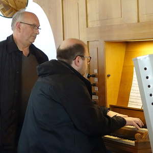 Wolfgang Kreuzhuber mit Teilnehmer beim Ökumenischen Orgelseminar in Rutzenmoos