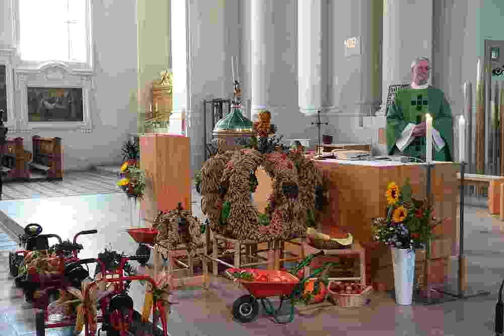 mit den Kindern des Pfarrcaritas-Kindergartens Hl. Familie