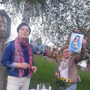 Der Mai gilt als der schönste Monat, in dem die Natur aufblüht. Da Maria als die „schönste Frau“ und Mutter Gottes verehrt wird, wurde dieser Monat ihr gewidmet. Bei dieser schönen Andacht konnten die vielen Besucher Maria in vielen unterschiedlichen