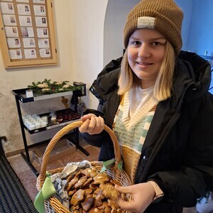 Firmlinge verteilen selbstgebackene Lebkuchen für den guten Zweck.