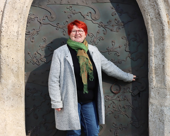 Ernestine Lehrer, Pfarrgemeinderats-Obfrau in Wippenham und Steinmetzmeisterin vor der Pfarrkirche.