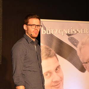  zwei restlos ausverkauften Vorstellungen vor einem begeisterten Publikum im Pfarrzentrum St. Stephanus