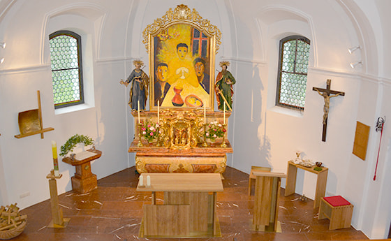 Altarraum Obertraun mit neuem Altar. / Pfarre Obertraun Altarraum Obertraun mit neuem Altar.