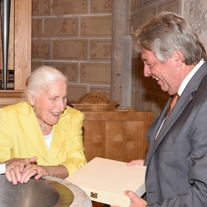 Übergabe Geschenk der Gemeinde