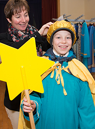 Sternsinger in Kirchdorf an der Krems:60 Kinder und 2 Gruppen Erwachsene besuchen in Kirchdorf 20 Gebiete am Samstag, Montag und Dienstag. 'Mehr als 100 Personen sind in unserer Pfarre an der Dreiköngis-Aktion beteiligt. Das ist schön, dass sich so 