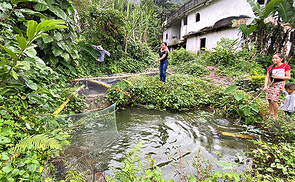 Die Guatemaltekin Dina Marielita López Velásquez trägt mit einer eigenen Fischzucht dazu bei, das Familieneinkommen zu erhöhen.