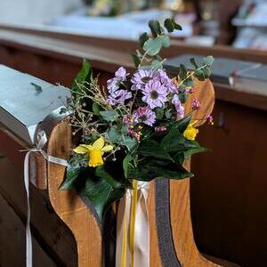 Blumenschmuck Kirchenbank