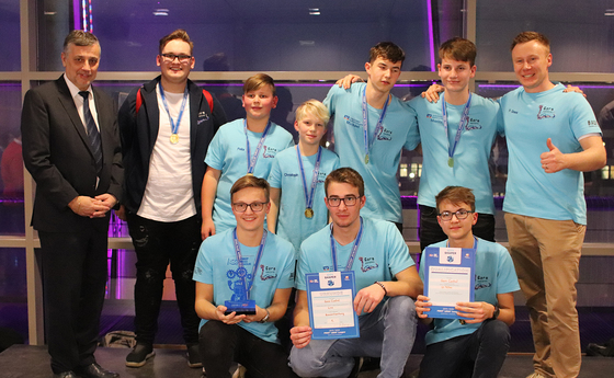 Bildungsdirektor Dr. Alfred Klampfer mit den Gewinnerteams aus Bayern