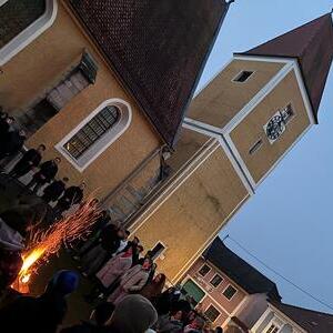 Feuerschale vor der Pfarrkirche