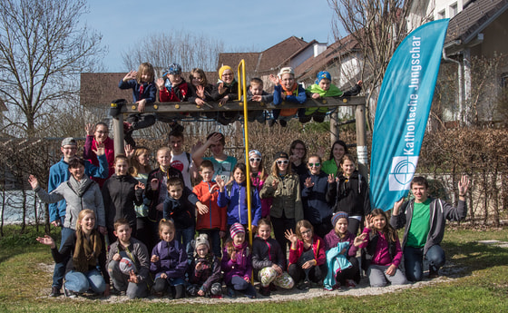 Kinder mit GPS-Geräten in Kirchdorf unterwegsGeocachen stand am Programm der Dekanatsveranstaltung der Jungschar. Vom Pfarrheim Kirchdorf aus starteten 25 Kinder aus den Orten Steinbach/Ziehberg, Micheldorf, Inzersdorf und Kirchdorf mit ihren Beglei