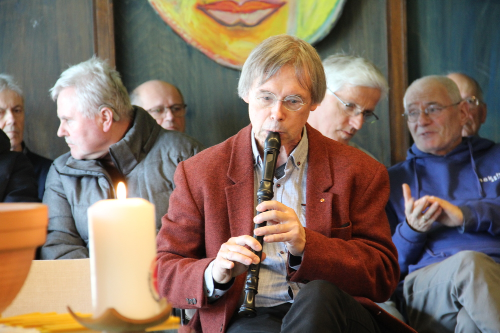 Diözesnobmann Bernhard Steiner spielt auf seiner Flöte zum Beginn der Friedensandacht