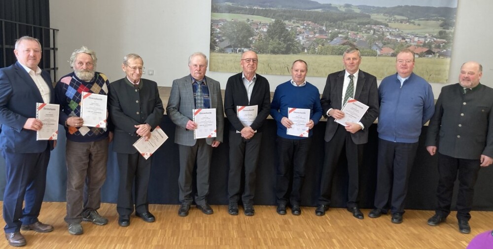 Männer der KMB bei der Ehrung für jahrzehntelange Mitgliedschaft