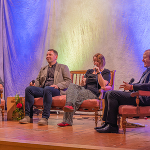 Dankefest im Pfarrsaal Kirchdorf an der Krems, Bild vlnr: Ida Brandstätter PGR-Obmann Stellvertreterin, Günter Wolfinger - scheidender Pfarrverwalter, Bernadette Hackl - scheidende Pastoralassistentin, Jakob Haijes - PGR-Obmann
