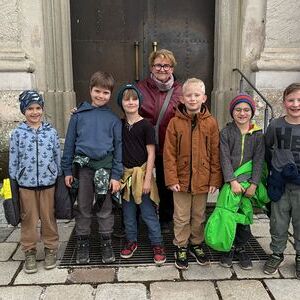 Kinder erforschen die Kirche