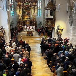 Eine große Feiergemeinde bei der Palmweihe