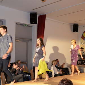 MODENSCHAU und Informationen über ökologisch und fair hergestellte Kleidung 