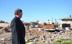 Bischof Scheuer blickt auf die zerstörte Christenstadt Batnaya