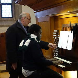 Alex Matovu Bukenya mit seinem Lehrer Wolfgang Kreuzhuber an der Woehl-Orgel in der Pfarrkirche Ried in der Riedmark