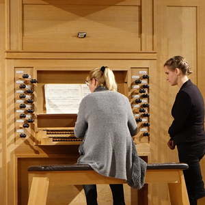 Birgit Födinger an der Kögler-Orgel in der Autobahnkirche Haid