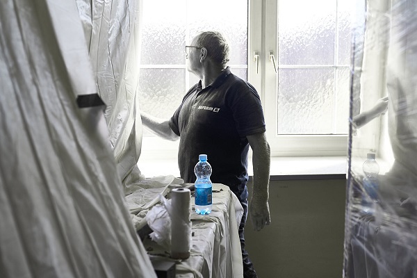 Sakristei Wände abspachteln