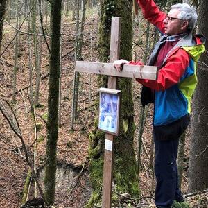 Bei jeder Station wird zunächst ein Kreuz eingeschlagen.