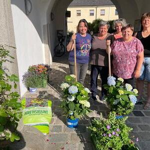 Eine Gruppe der KFB mit den neuen Blumen