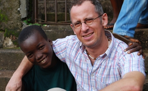 Bruder Lothar Wagner und Junge im Don Bosco Fambul Straßenkinderzentrum von Freetown.