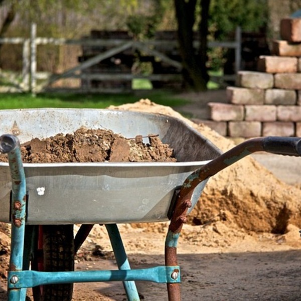 Scheibtruhe mit Sand