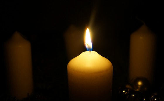 Die erste Kerze brennt...