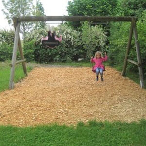 Arbeiten für den Fallschutz im Kindergarten-Spielgelände