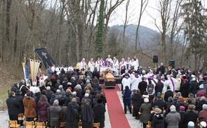 Begräbnismesse für Franziska Jägerstätter am Platz vor der Pfarrkirche St. Radegund. © David Scharinger